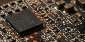Infrared Temperature Measurement for Small Targets: Challenges and High-Precision Solutions
